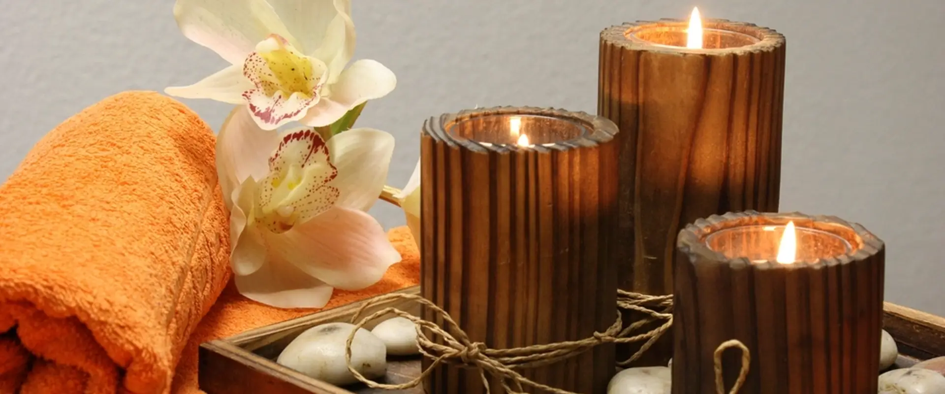 Lilin, tuala dan batu di bilik rawatan spa