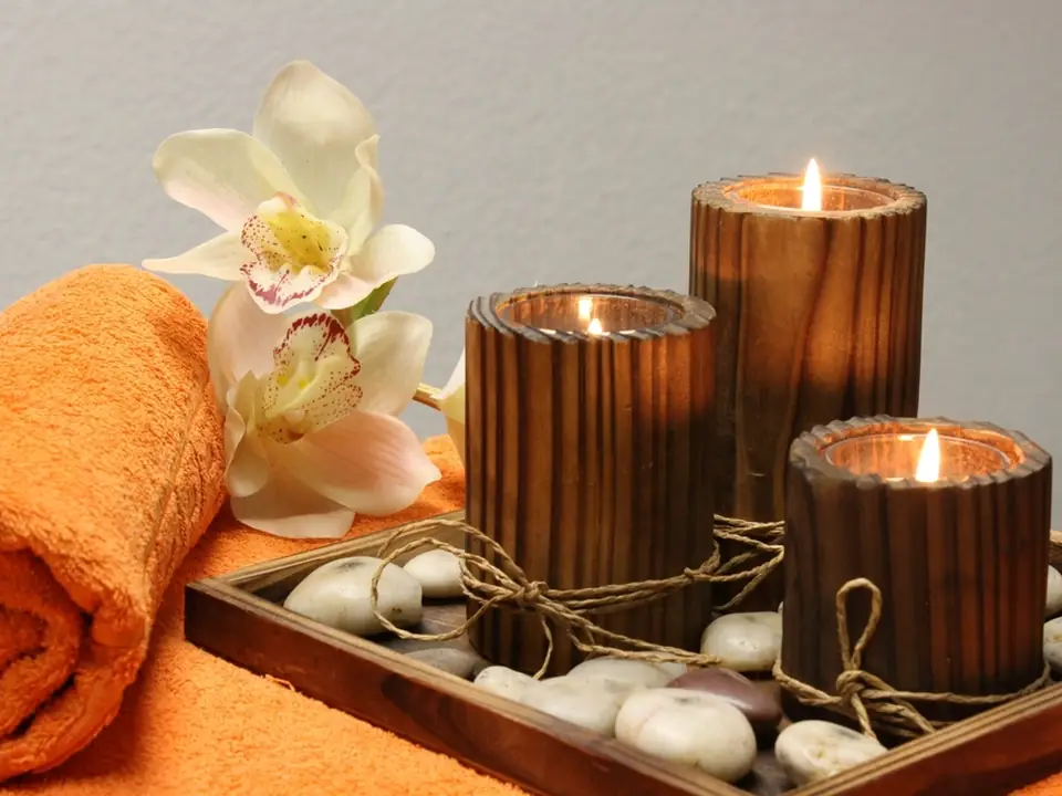 Lilin, tuala dan batu di bilik rawatan spa